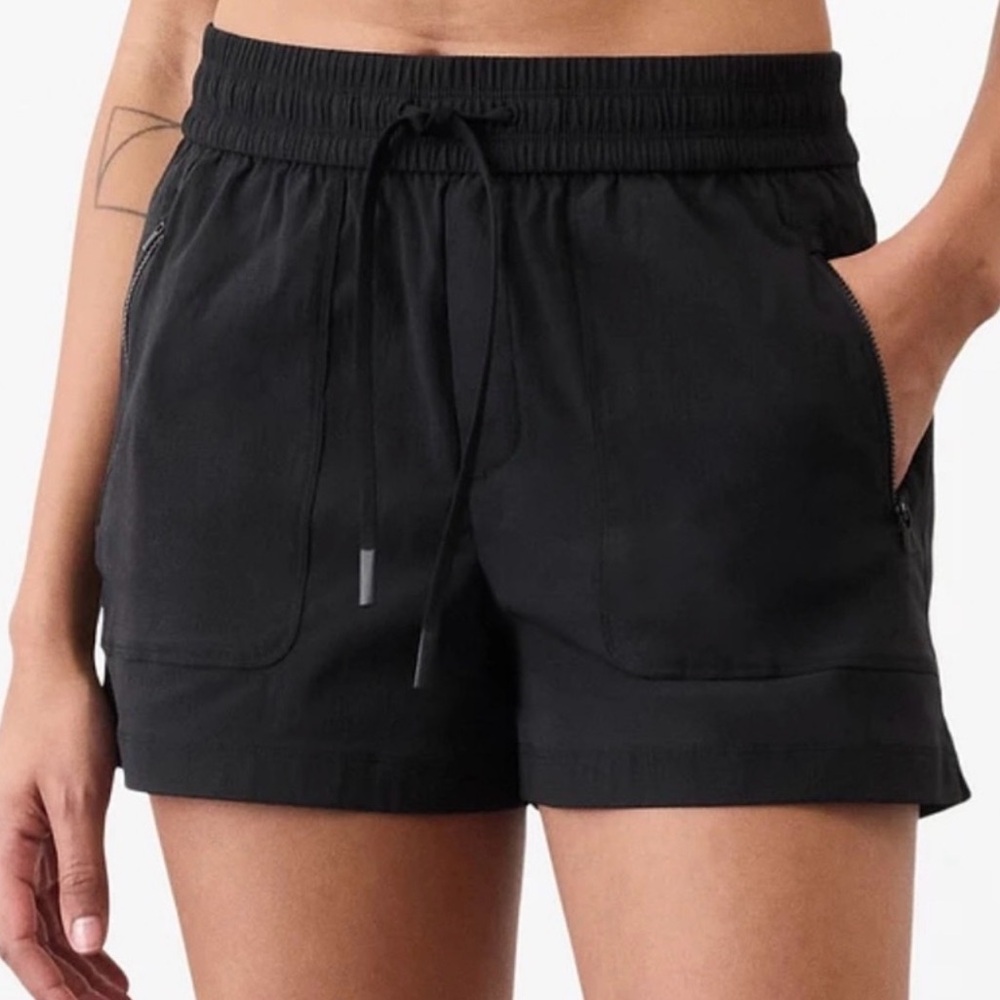 NWT Athleta Trekkie North Mid Rise Short Black Size M 602606 Gym Run Outdoor